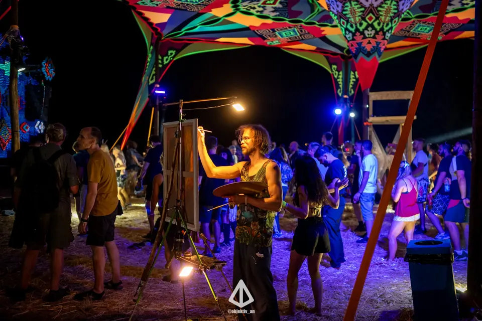 Live painting at night by the UV-lit stage