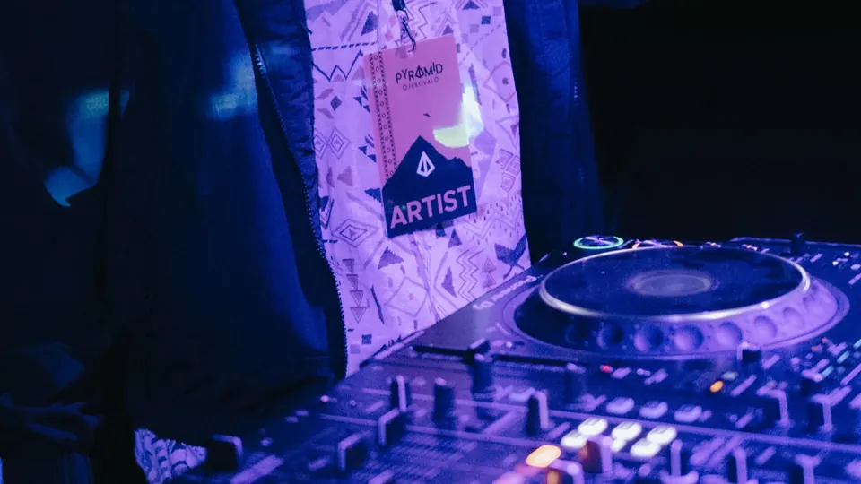 DJ mikseta u UV svetlu sa propusnicom za izvođača