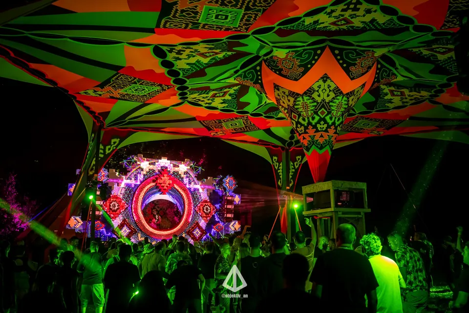 UV stage decor in green and red
