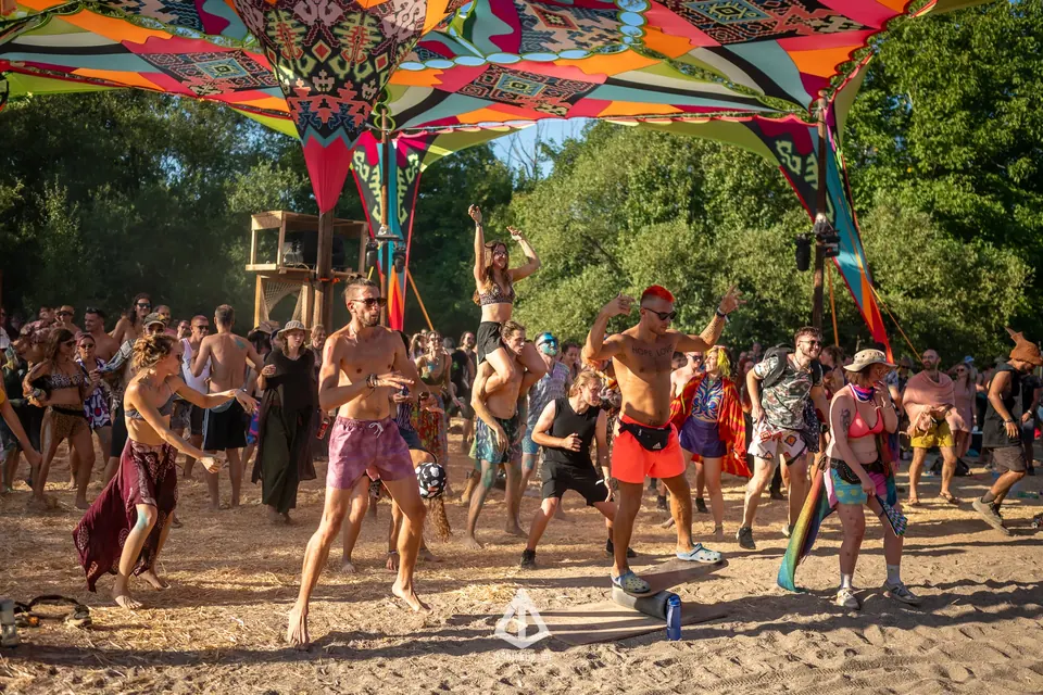 An afternoon crowd dancing under the KOLO canopy