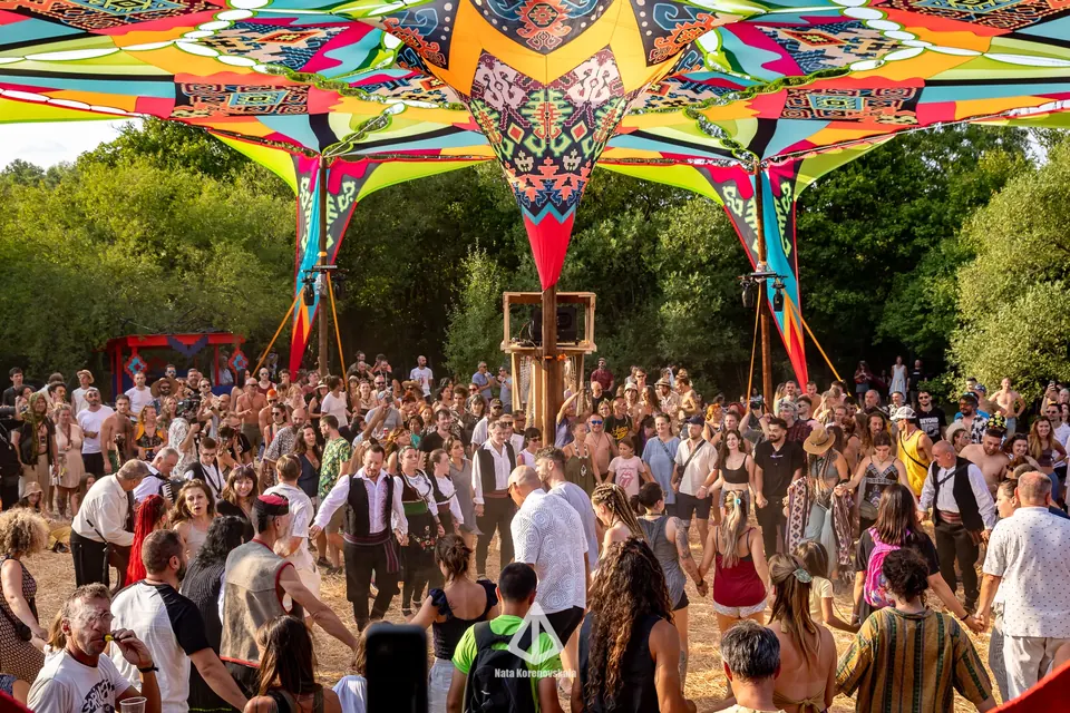 A crowd gathered at the KOLO stage by day
