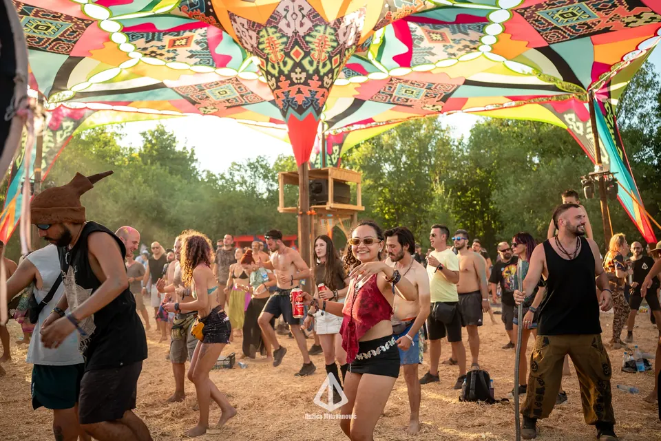 A full dance floor at the KOLO stage on a sunny day