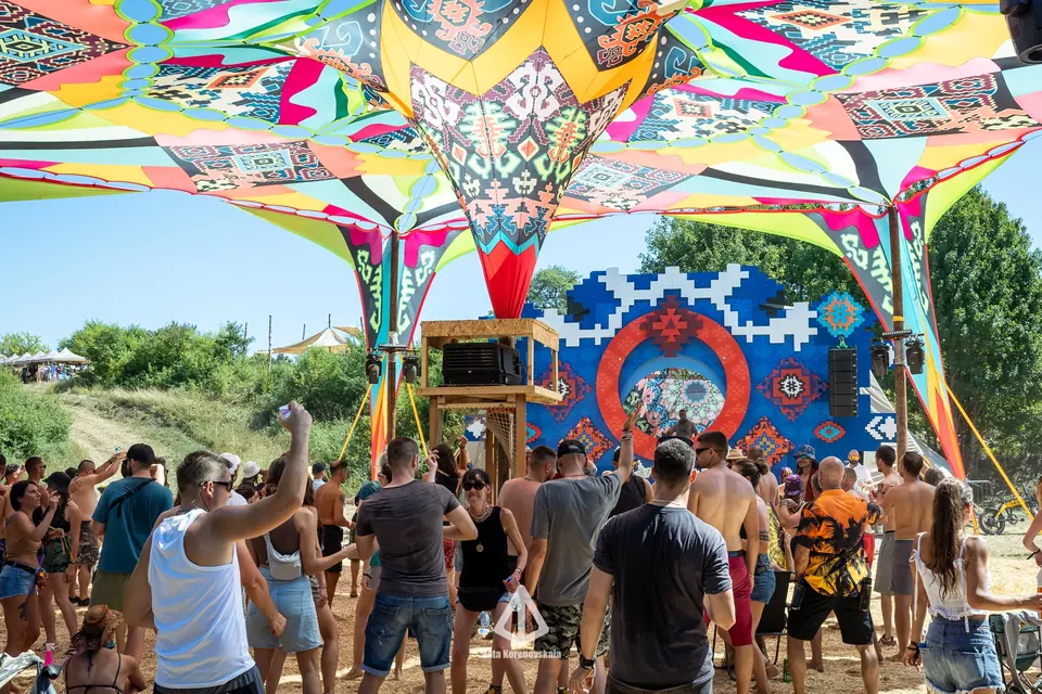 Dancers in front of the mandala decor of the KOLO stage