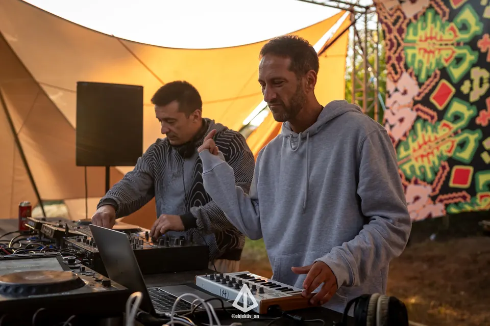 Two DJs playing an afternoon set on the KOLO stage