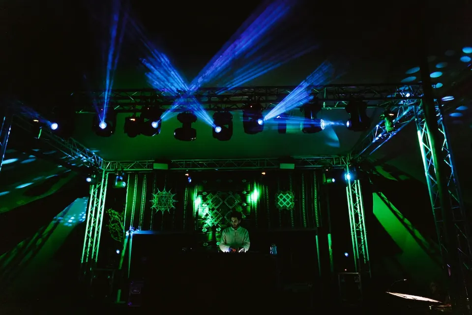 Green lasers over the KOLO stage at night