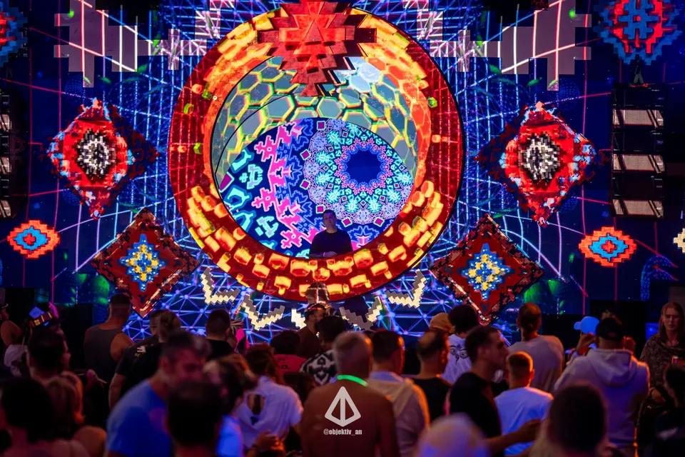 A night crowd under the UV mandala of the KOLO stage