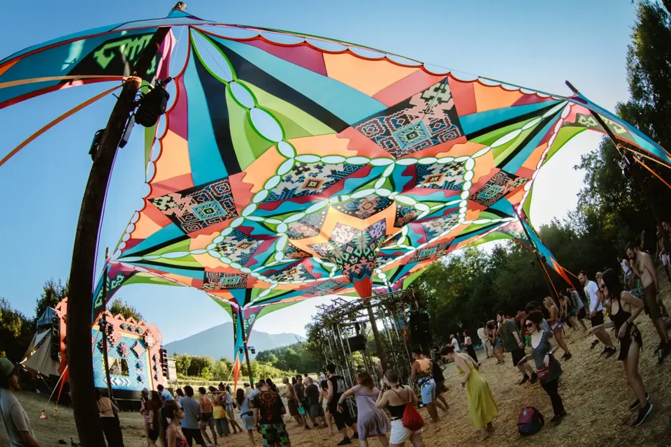Šarena psihodelična tenda iznad plesnog podijuma na Pyramid Festivalu