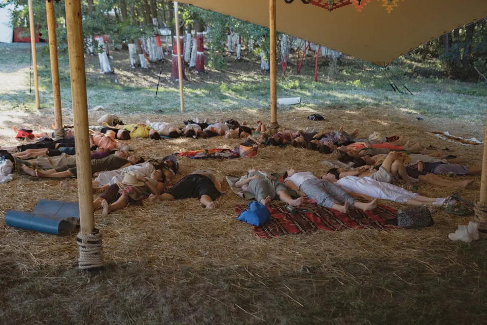 A resting circle in the tent