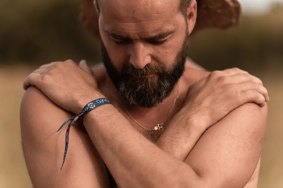 Arms crossed over the chest in stillness