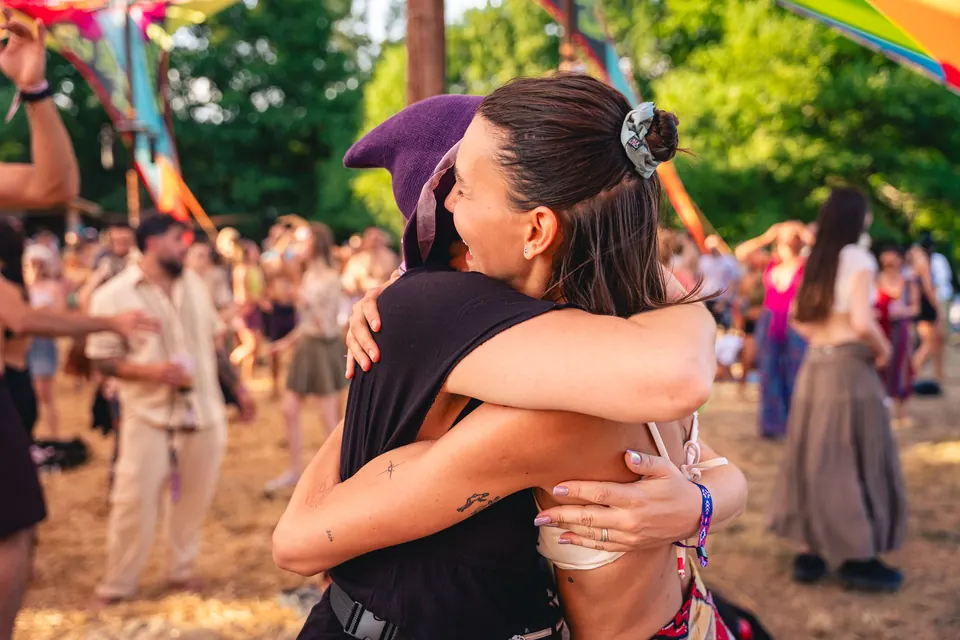 A hug on the KOLO dancefloor