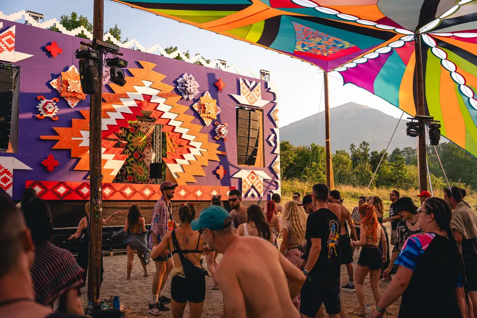 Afternoon dance in front of the KOLO stage