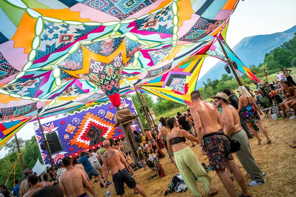 The crowd under the KOLO canopy, Rtanj in view