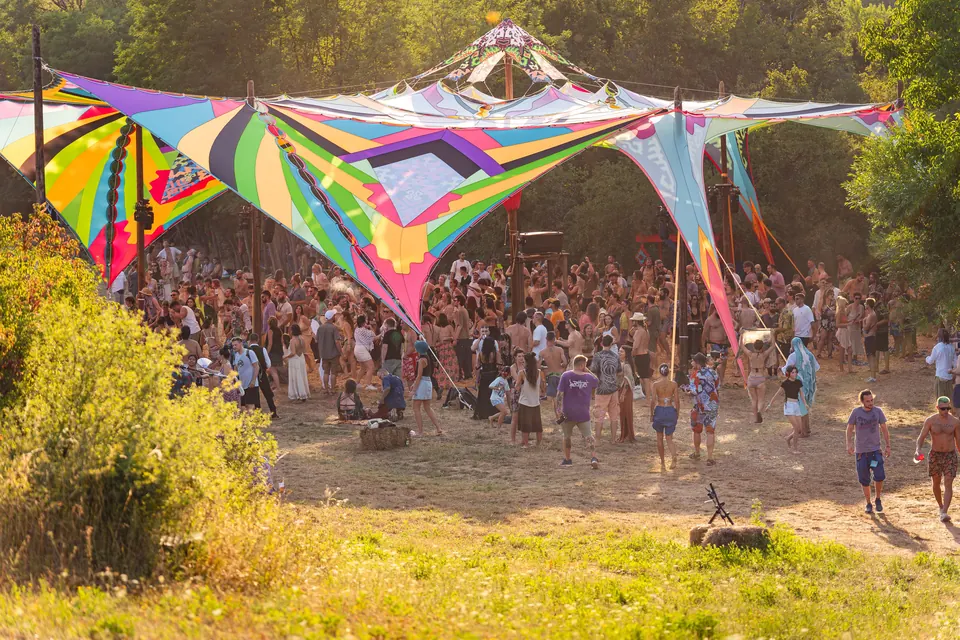 The KOLO canopy and crowd seen from the meadow
