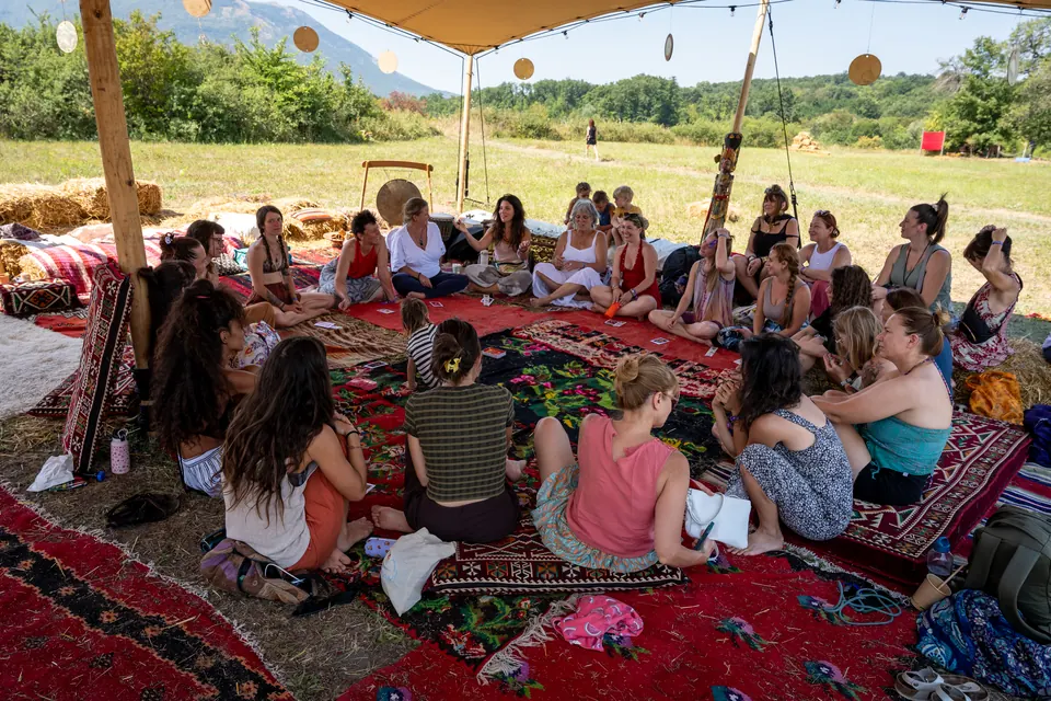 Radionica u krugu na ćilimima ispod šatora Art zone