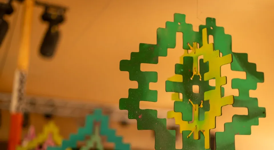 Detalj instalacije sa zelenim slovenskim ornamentom