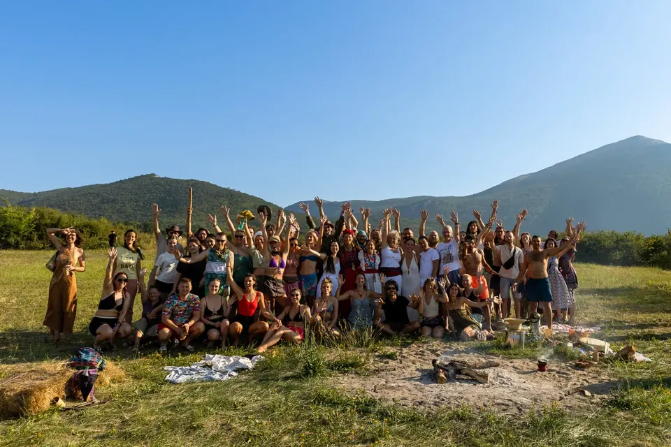 Velika grupa učesnika festivala maše na livadi u podnožju Rtnja.