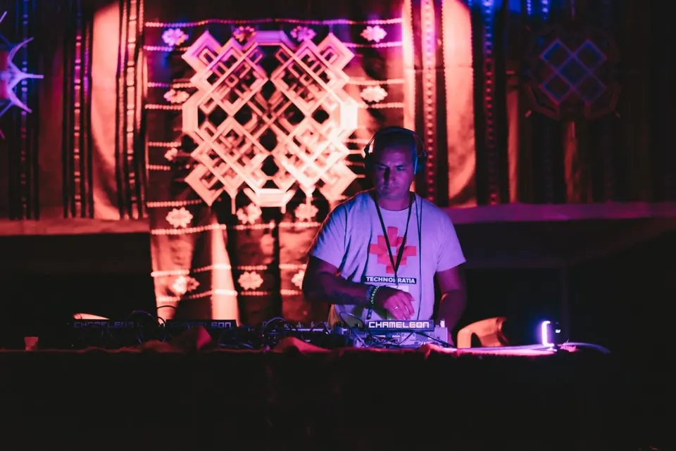 DJ na TOK bini u crvenom svetlu